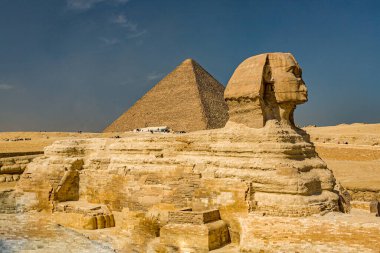 Giza Platosu 'ndaki büyük Cheops ve Sfenks Piramidi. Kahire, Mısır