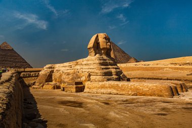 Giza Platosu 'ndaki büyük Cheops ve Sfenks Piramidi. Kahire, Mısır