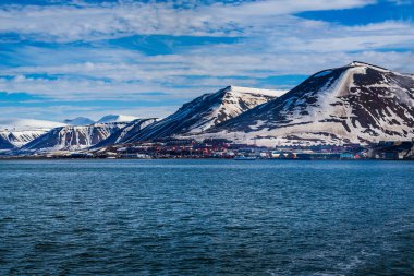 Norveç buzul doğası Spitsbergen 'in buzullu dağları Longyear byen Svalbard kutup okyanusu kış kutup günü gün batımı gökyüzü