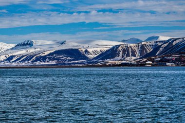 Norveç buzul doğası Spitsbergen 'in buzullu dağları Longyear byen Svalbard kutup okyanusu kış kutup günü gün batımı gökyüzü