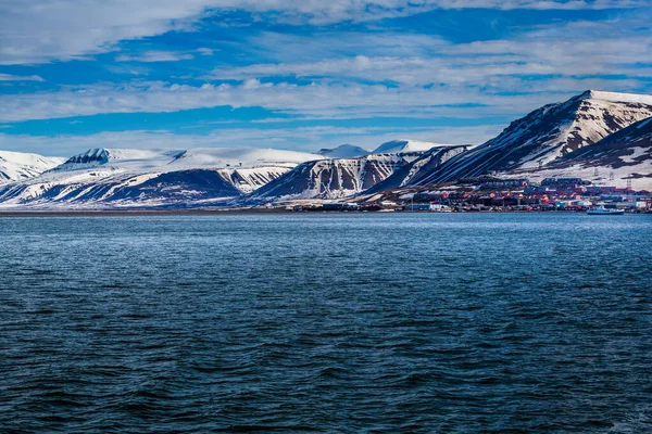 Norveç buzul doğası Spitsbergen 'in buzullu dağları Longyear byen Svalbard kutup okyanusu kış kutup günü gün batımı gökyüzü