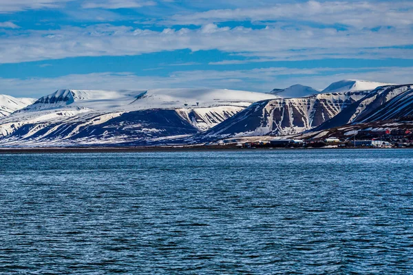 Norveç buzul doğası Spitsbergen 'in buzullu dağları Longyear byen Svalbard kutup okyanusu kış kutup günü gün batımı gökyüzü