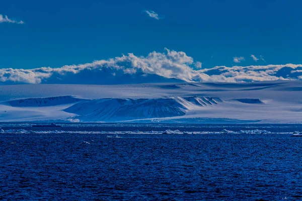 ノルウェーの風景氷河の山の氷の性質スピッツベルゲンLongyearbyenスヴァールバル北極海冬の極日日没の空 — ストック写真