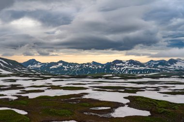 Petropavlovsk-Kamçatsky kentinin panoramik manzarası ve volkanlar: Koryaksky Volkanı, Avacha Volkanı, Kozelsky Volkanı. Rus Uzak Doğusu, Kamçatka Yarımadası.