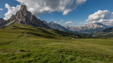 Trentino 'daki Dolomiti Dağı' ndaki manzara ormanı.