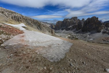 Trentino 'daki Dolomiti Dağı' ndaki manzara ormanı.