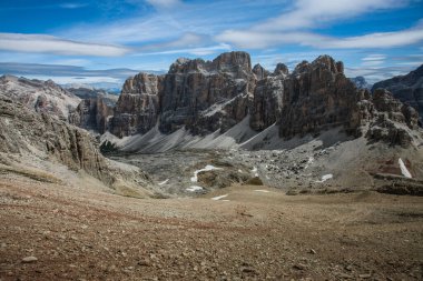 Trentino 'daki Dolomiti Dağı' ndaki manzara ormanı.