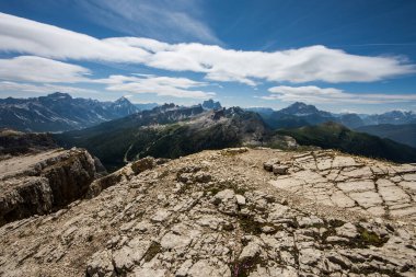 Trentino 'daki Dolomiti Dağı' ndaki manzara ormanı.