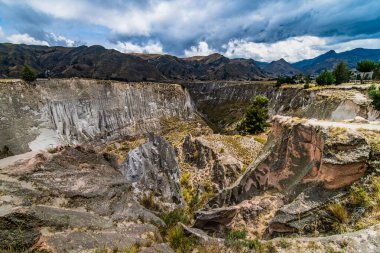 Ekvador 'un Güney Amerika' sındaki vadi ve kanyonlardan oluşan dağlarla çeşitli merkezi manzaralar.