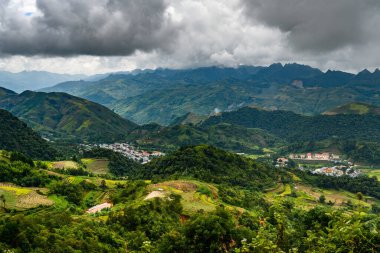 Mu Cang Chai, Kuzey Vietnam, Sapa yakınlarındaki pirinç tarlası manzaralı.