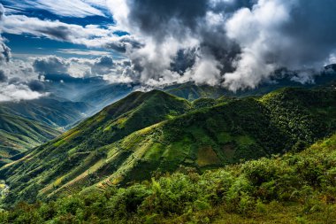 Mu Cang Chai, Kuzey Vietnam, Sapa yakınlarındaki pirinç tarlası manzaralı.