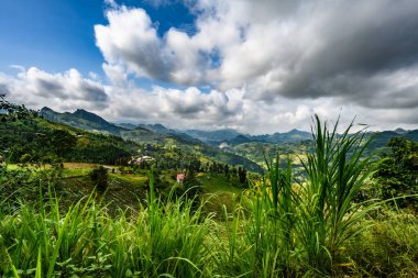 Güzel vadideki dağ yolu. Ha Giang bölgesi. Vietnam