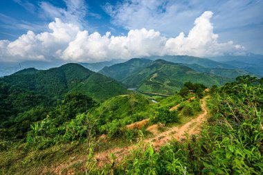 Güzel vadideki dağ yolu. Ha Giang bölgesi. Vietnam