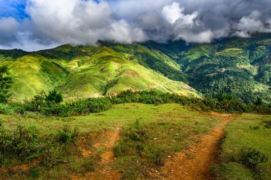 Güzel vadideki dağ yolu. Ha Giang bölgesi. Vietnam