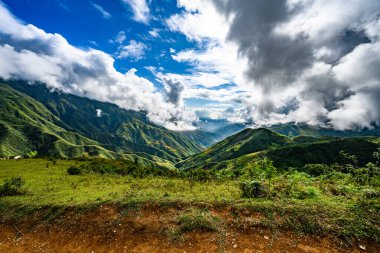 Güzel vadideki dağ yolu. Ha Giang bölgesi. Vietnam