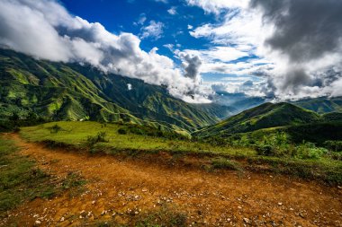 Güzel vadideki dağ yolu. Ha Giang bölgesi. Vietnam