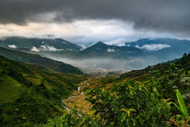 Güzel vadideki dağ yolu. Ha Giang bölgesi. Vietnam