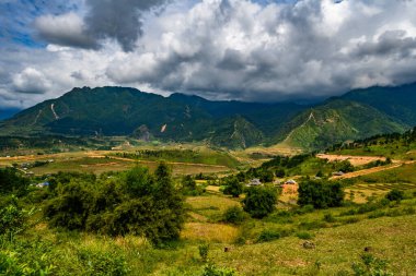 Güzel vadideki dağ yolu. Ha Giang bölgesi. Vietnam
