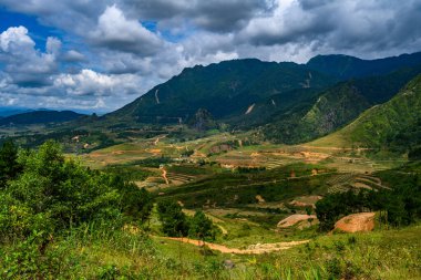 Güzel vadideki dağ yolu. Ha Giang bölgesi. Vietnam