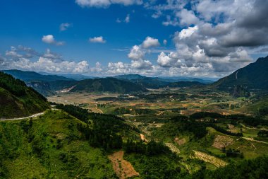 Güzel vadideki dağ yolu. Ha Giang bölgesi. Vietnam