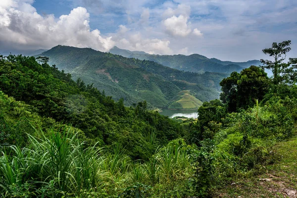 Güzel vadideki dağ yolu. Ha Giang bölgesi. Vietnam