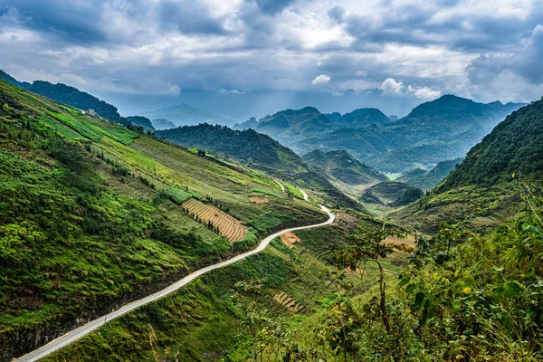 Güzel vadideki dağ yolu. Ha Giang bölgesi. Vietnam