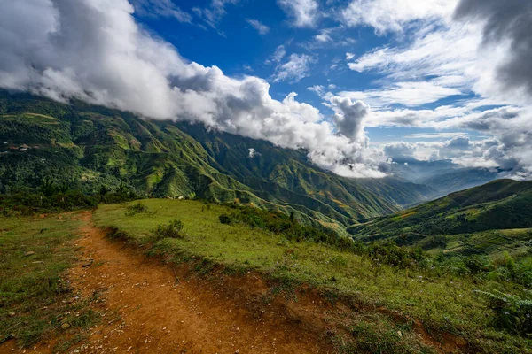 Güzel vadideki dağ yolu. Ha Giang bölgesi. Vietnam