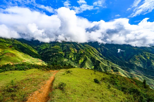 Güzel vadideki dağ yolu. Ha Giang bölgesi. Vietnam