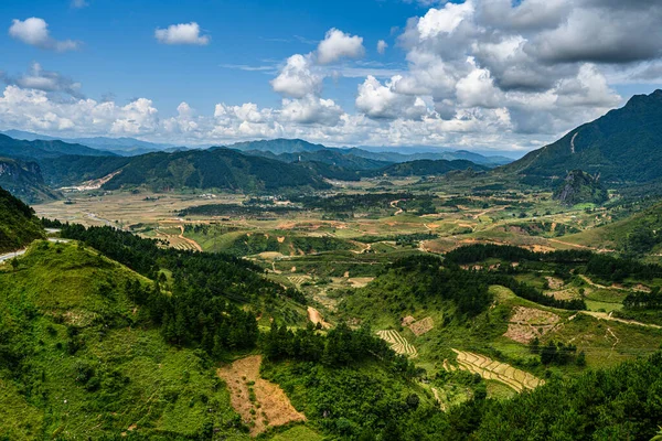 Güzel vadideki dağ yolu. Ha Giang bölgesi. Vietnam
