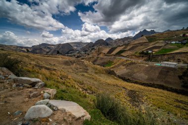Ekvador 'un Güney Amerika' sındaki vadi ve kanyonlardan oluşan dağlarla çeşitli merkezi manzaralar.