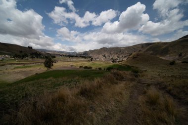 Ekvador 'un Güney Amerika' sındaki vadi ve kanyonlardan oluşan dağlarla çeşitli merkezi manzaralar.