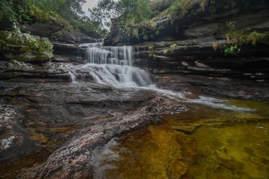 Kolombiya 'daki gökkuşağı nehri ya da beş renk nehri en güzel doğa yerlerinden biridir, adı Kristal Kanyon' dur.