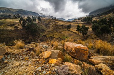 Ekvador 'un Güney Amerika' sındaki vadi ve kanyonlardan oluşan dağlarla çeşitli merkezi manzaralar.