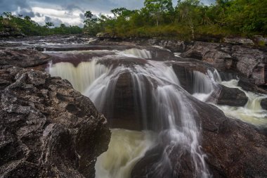 Kolombiya 'daki gökkuşağı nehri ya da beş renk nehri en güzel doğa yerlerinden biridir, adı Kristal Kanyon' dur.