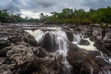 Kolombiya 'daki gökkuşağı nehri ya da beş renk nehri en güzel doğa yerlerinden biridir, adı Kristal Kanyon' dur.