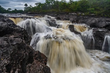 Kolombiya 'daki gökkuşağı nehri ya da beş renk nehri en güzel doğa yerlerinden biridir, adı Kristal Kanyon' dur.