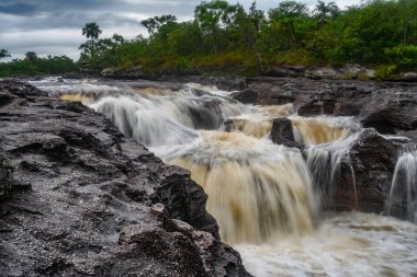 Kolombiya 'daki gökkuşağı nehri ya da beş renk nehri en güzel doğa yerlerinden biridir, adı Kristal Kanyon' dur.