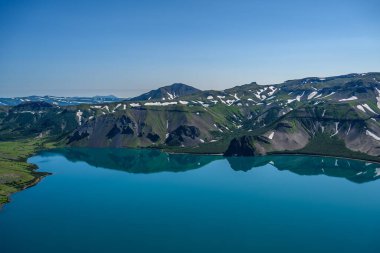 Petropavlovsk-Kamçatsky kentinin panoramik manzarası ve volkanlar: Koryaksky Volkanı, Avacha Volkanı, Kozelsky Volkanı. Rus Uzak Doğusu, Kamçatka Yarımadası.