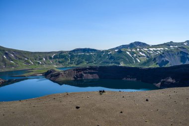 Petropavlovsk-Kamçatsky kentinin panoramik manzarası ve volkanlar: Koryaksky Volkanı, Avacha Volkanı, Kozelsky Volkanı. Rus Uzak Doğusu, Kamçatka Yarımadası.