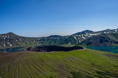 Petropavlovsk-Kamçatsky kentinin panoramik manzarası ve volkanlar: Koryaksky Volkanı, Avacha Volkanı, Kozelsky Volkanı. Rus Uzak Doğusu, Kamçatka Yarımadası.