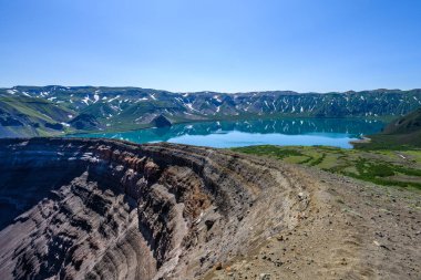 Petropavlovsk-Kamçatsky kentinin panoramik manzarası ve volkanlar: Koryaksky Volkanı, Avacha Volkanı, Kozelsky Volkanı. Rus Uzak Doğusu, Kamçatka Yarımadası.
