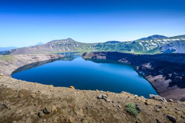 Petropavlovsk-Kamçatsky kentinin panoramik manzarası ve volkanlar: Koryaksky Volkanı, Avacha Volkanı, Kozelsky Volkanı. Rus Uzak Doğusu, Kamçatka Yarımadası.