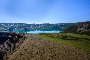 Petropavlovsk-Kamçatsky kentinin panoramik manzarası ve volkanlar: Koryaksky Volkanı, Avacha Volkanı, Kozelsky Volkanı. Rus Uzak Doğusu, Kamçatka Yarımadası.