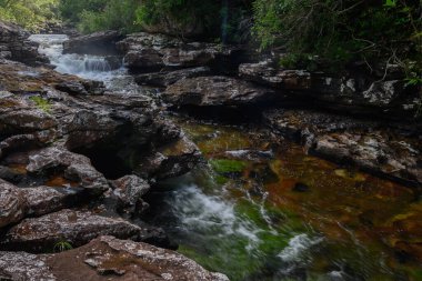 Kolombiya 'daki gökkuşağı nehri ya da beş renk nehri en güzel doğa yerlerinden biridir, adı Kristal Kanyon' dur.