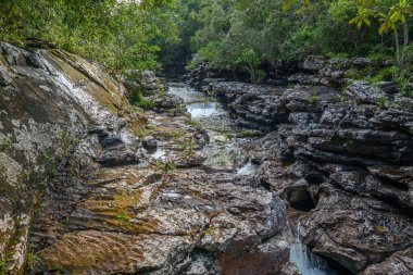 Kolombiya 'daki gökkuşağı nehri ya da beş renk nehri en güzel doğa yerlerinden biridir, adı Kristal Kanyon' dur.