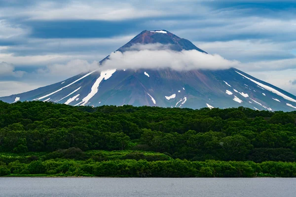 Vista Panorâmica Cidade Petropavlovsk Kamchatsky Vulcões Vulcão Koryaksky Vulcão Avacha — Fotografia de Stock