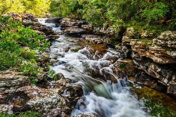 Kolombiya 'daki gökkuşağı nehri ya da beş renk nehri en güzel doğa yerlerinden biridir, adı Kristal Kanyon' dur.