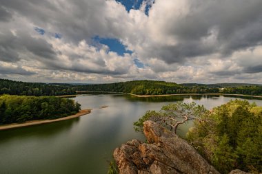 Resim, Pardubice Bölgesi 'ndeki Chrudimce nehrindeki Se su deposunu gösteriyor.