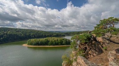 Resim, Pardubice Bölgesi 'ndeki Chrudimce nehrindeki Se su deposunu gösteriyor.