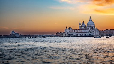 Fotoğrafta Venedik 'teki Aziz Mark Meydanı (Piazza San Marco) resmedilmektedir. Meydanın hakimi çan kulesi (Campanile di San Marco)
